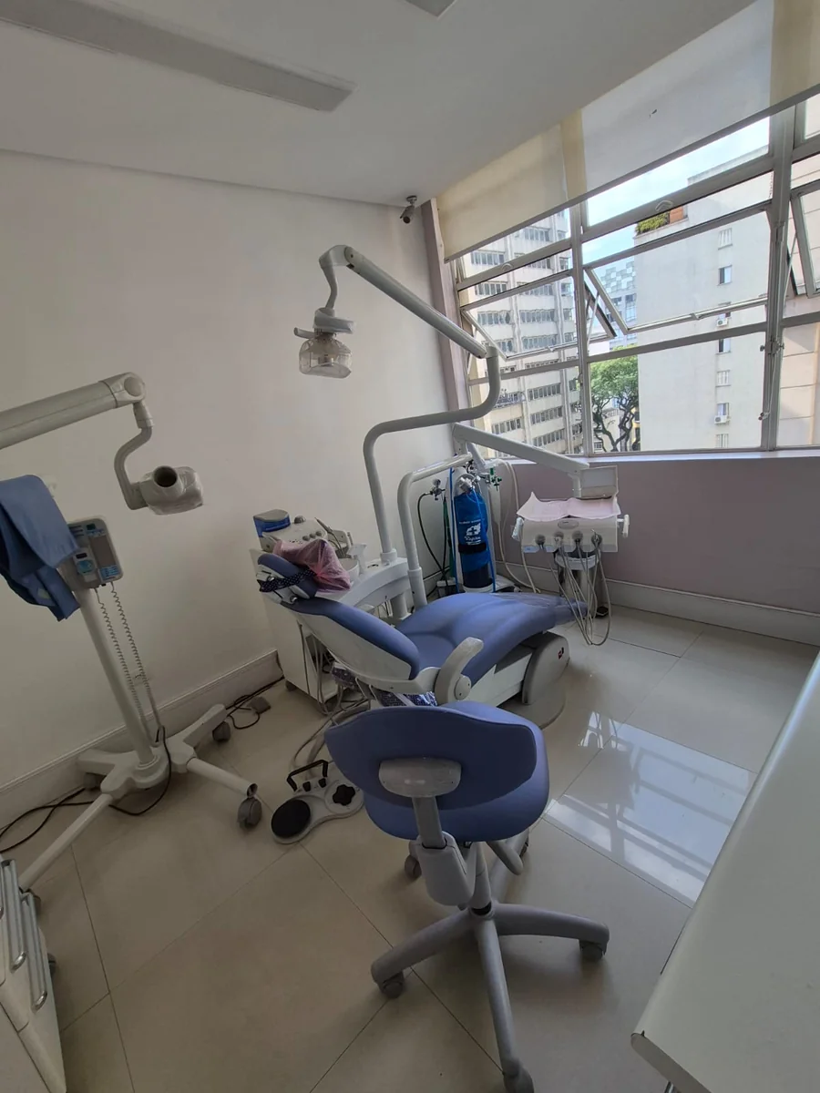 Consultório odontológico com cadeira e equipamentos